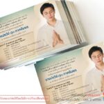 หนังสือหรือแผ่นพับสีฟ้าครีมแสดงชายหนุ่มในเสื้อสีขาวท่าสวดมือพร้อมข้อมูลข้อความภาษาไทย