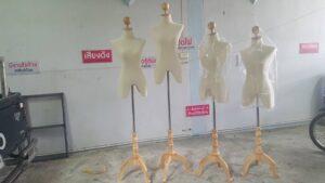 แถวมาเนกิ้นห้องโชว์เสื้อผ้าสี่ตัวพร้อมป้ายบอกรอบอกสีชมพู