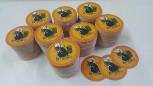 กลุ่มตัวอย่างสินค้าขนาดเล็กในหลายขนาดที่มีฝาครอบสีส้มพิมพ์ลายผึ้งและข้อความ