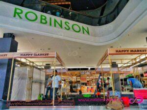 ป้ายสีเขียวชื่อ Robinson บนเพดานห้างสรรพสินค้า พร้อมร้านค้า Happy Market ด้านล่าง