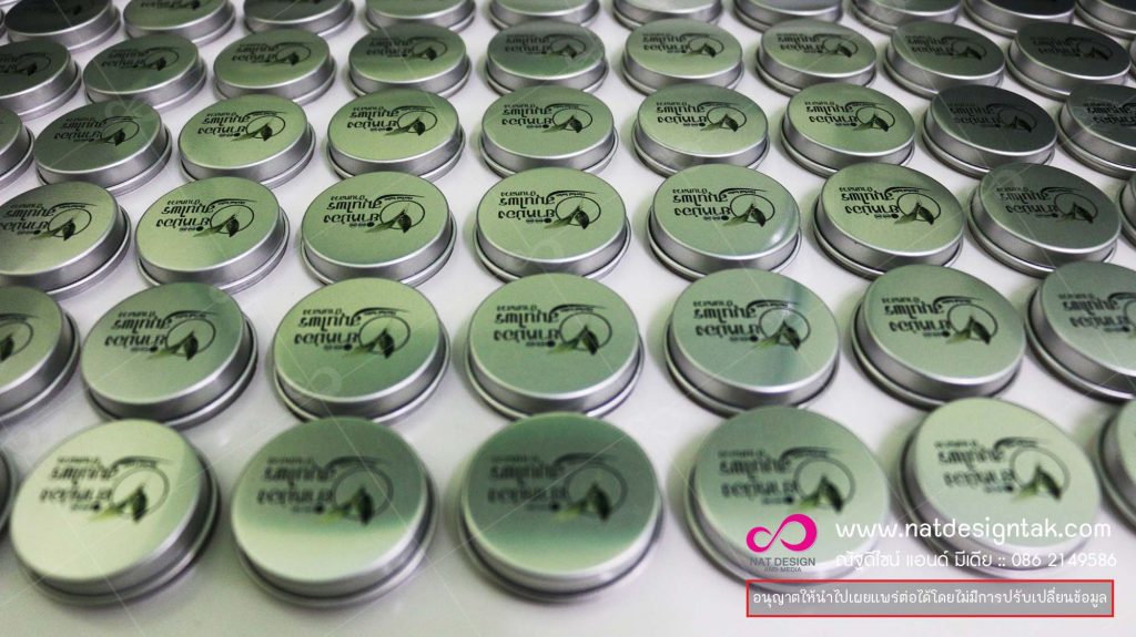 สามารถพิมพ์ลงบนงานพื้นผิวเรียบได้หลายชนิด เช่น  โลหะ ไม้ อะคริลิค แก้ว เคสมือถือ พาวเวอร์แบ้งค์ และทำเป็นของที่ระลึก ของแจกลูกค้าได้ 