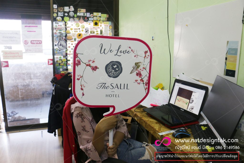 ป้ายพร็อพสำเร็จรูป ป้ายคำพูด ป้ายพร็อพสำหรับถือถ่ายรูป พร้อมใช้งานได้ทันที ไม่ต้องรอสั่งทำ จะใช้ตกแต่งร้านก็ได้ เป็นพร็อพถ่ายรูปก็ดี
