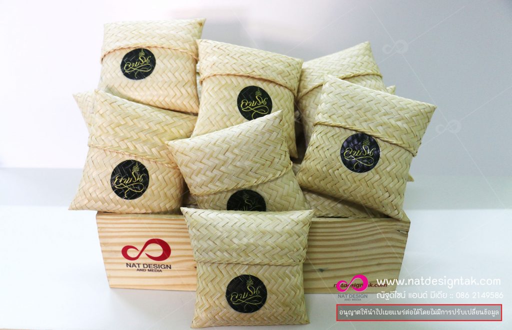 กล่องใส่ข้าวเหนียวพิมพ์ยูวี ร้านลาบรื่นงานUV รับพิมพ์สกรีนโลโก้ รูปภาพลงบนวัสดุผิวเรียบทุกชนิด ด้วยเครื่องพิมพ์ระบบดิจิตอล UV … สามารถพิมพ์งาน ลงบนวัสดุหลายชนิด …