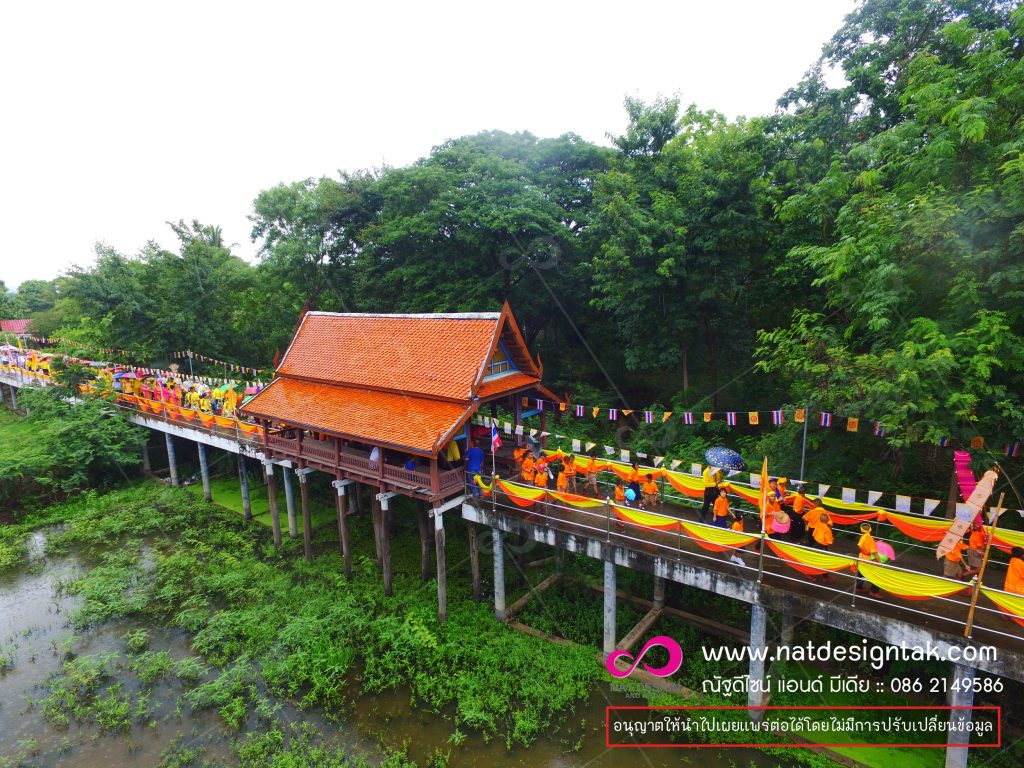 จัดเตรียมเครื่องคาว หวาน ธูป เทียน ดอกไม้ตกแต่งประดับประดาสวยงาม มารวมกันบริเวณเชิงสะพานบุญและเคลื่อนขบวนไปตามสะพานบุญ ขึ้นสู่บันไดนาคผ่านประตูไปยังองค์พระธาตุ บูชาเครื่องสักการะขอพรให้การทำนาลุล่วงไปด้วยดี ฝนตกตามฤดูกาลในวันขึ้น 15 ค่ำ เดือนเก้า เหล่าร่างประทับทรงจะจัดชุมนุมเทพยดาบริเวณศาลเจ้าพ่อขุน และเจ้าพ่อคงคำ ซึ่งอยู่บริเวณด้านทิศตะวันตกขององค์พระธาตุ เพื่อเป็นการบูชาสักการะเหล่าเทพยดาและขอพรให้เป็นขวัญกำลังใจแก่ชาวนาในการเริ่มเข้าสู่ฤดูทำนา เมื่อเสร็จพิธีบูชาเสร็จสิ้น มีการจุดบั้งไฟเพื่อบูชาองค์พระธาตุ