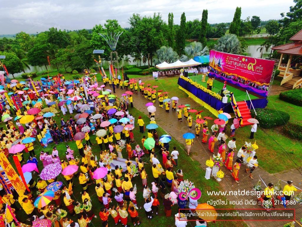 ประเพณีขึ้นธาตุเดือนเก้า ประเพณีที่สืบทอดต่อกันมาแต่โบราณ เพื่อเป็นการสักการะองค์พระบรมธาตุ และบวงสรวงขอพรเทวดาในการเริ่มฤดูทำนา ประเพณีดังกล่าวจะกระทำในวันขึ้น 14 และ 15 ค่ำ เดือนเก้าเหนือ ณ วัดพระบรมธาตุ อ.บ้านตาก จ.ตาก