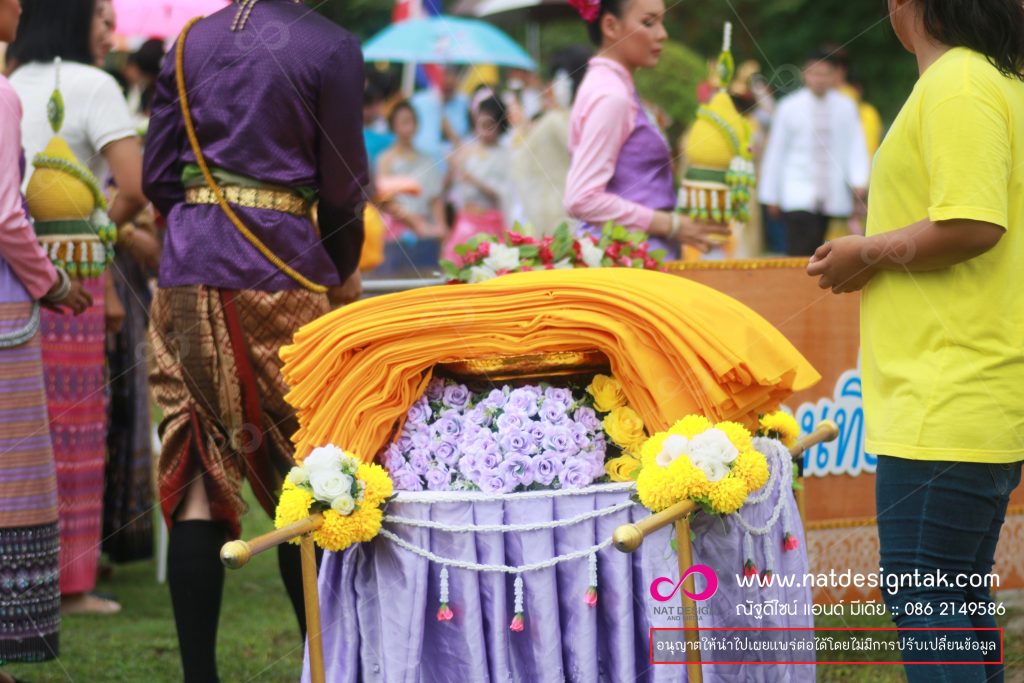 การประกวดขบวนแห่ เคลื่อนไปตามสะพานบุญ สู่องค์พระธาตุ ขบวนแห่ปัจจัยไทยทาน ขบวนแห่ต้นเงิน ขบวนแห่ต้นผ้าป่า ขบวนตุงไชย ขบวนแห่ธาตุห่มองค์พระธาตุและพิธีถวายผ้าห่มธาตุ