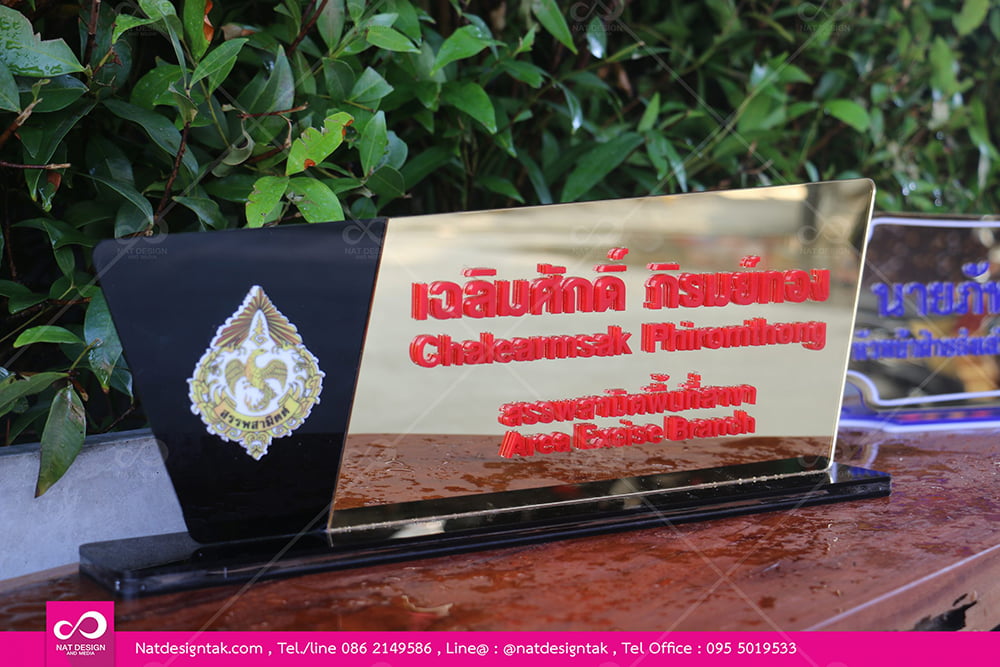 ป้ายชื่อตั้งโต๊ะอะคริลิกสีแดง