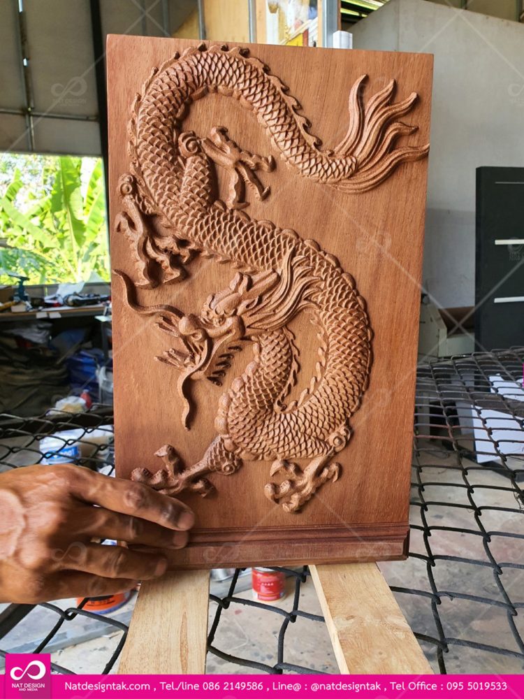 ป้ายไม้พร้อมฐานฉลุรูปมังกร
