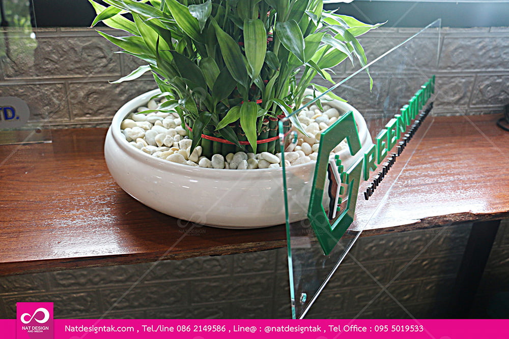 ป้ายอะคริลิคติดตัวอักษรนูน