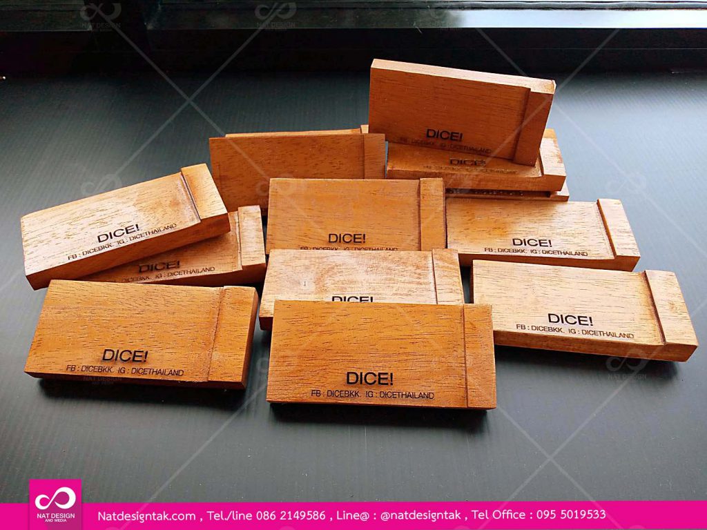 ฉลุข้อความบนไม้