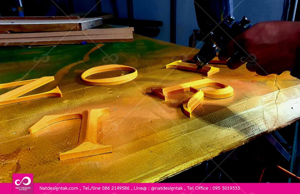 ตัวอักษรพลาสวูดทำสีทองร้านlunaroom