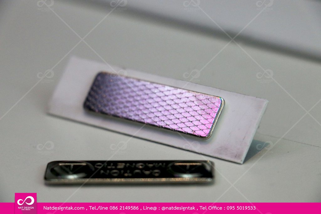 ป้ายชื่อโรมาร์คหน้าดำหลังขาวติดอก