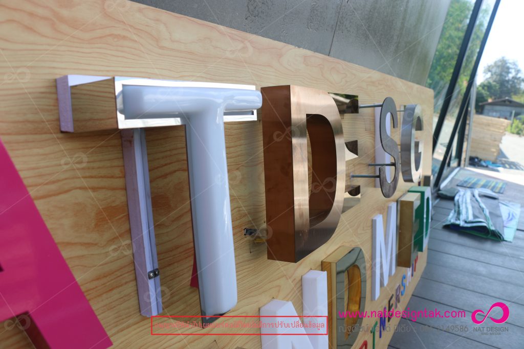 ป้ายไฟชื่อร้านติดตัวอักษรอะคริลิค