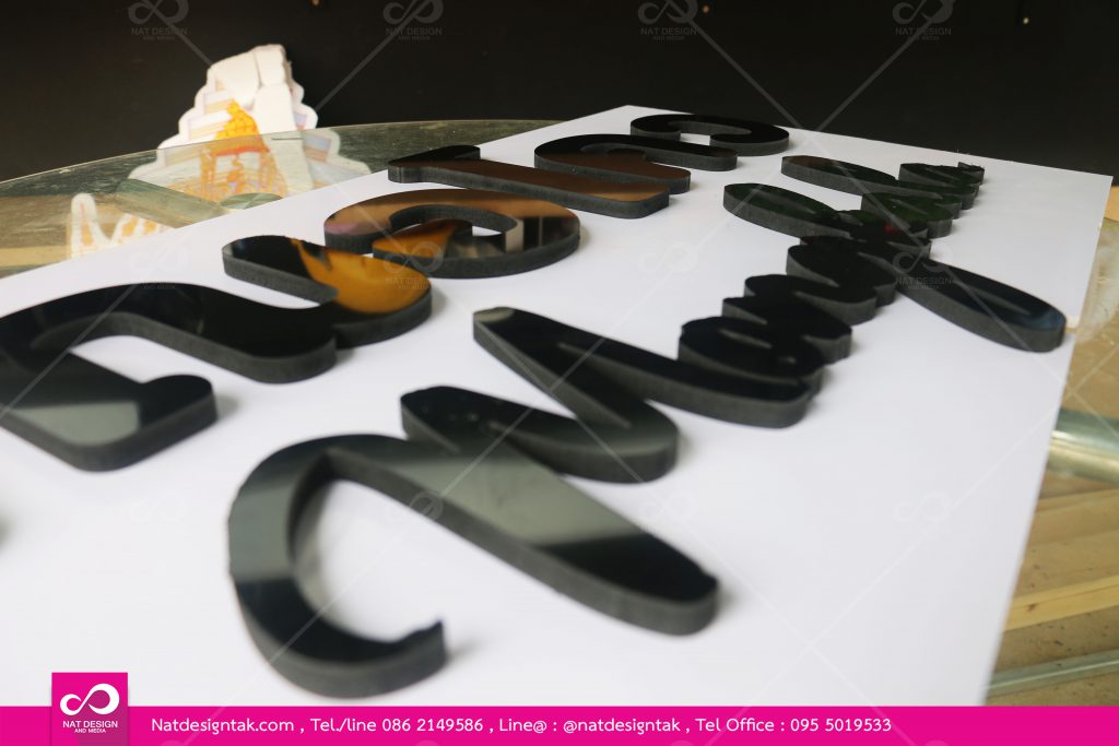 ตัวอักษรพลาสวูดดำ