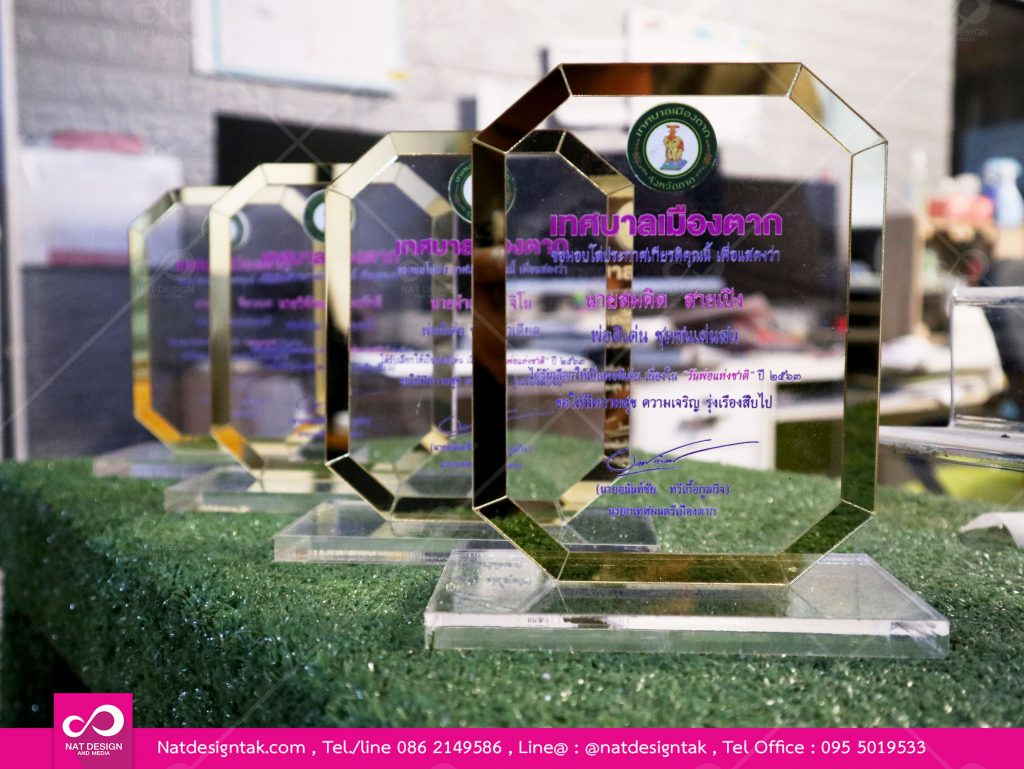 โล่อะคริลิคใสติดอะคริลิคมิลเลอร์สีทอง