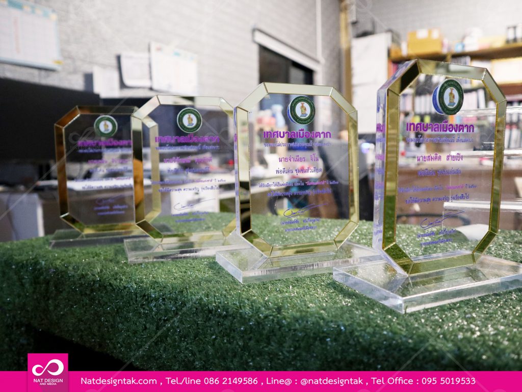 โล่อะคริลิคใสติดอะคริลิคมิลเลอร์สีทอง