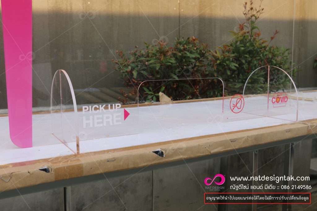 ฉากกั้นตั้งโต๊ะอะคิลิคแบบใสพิมพ์โลโก้