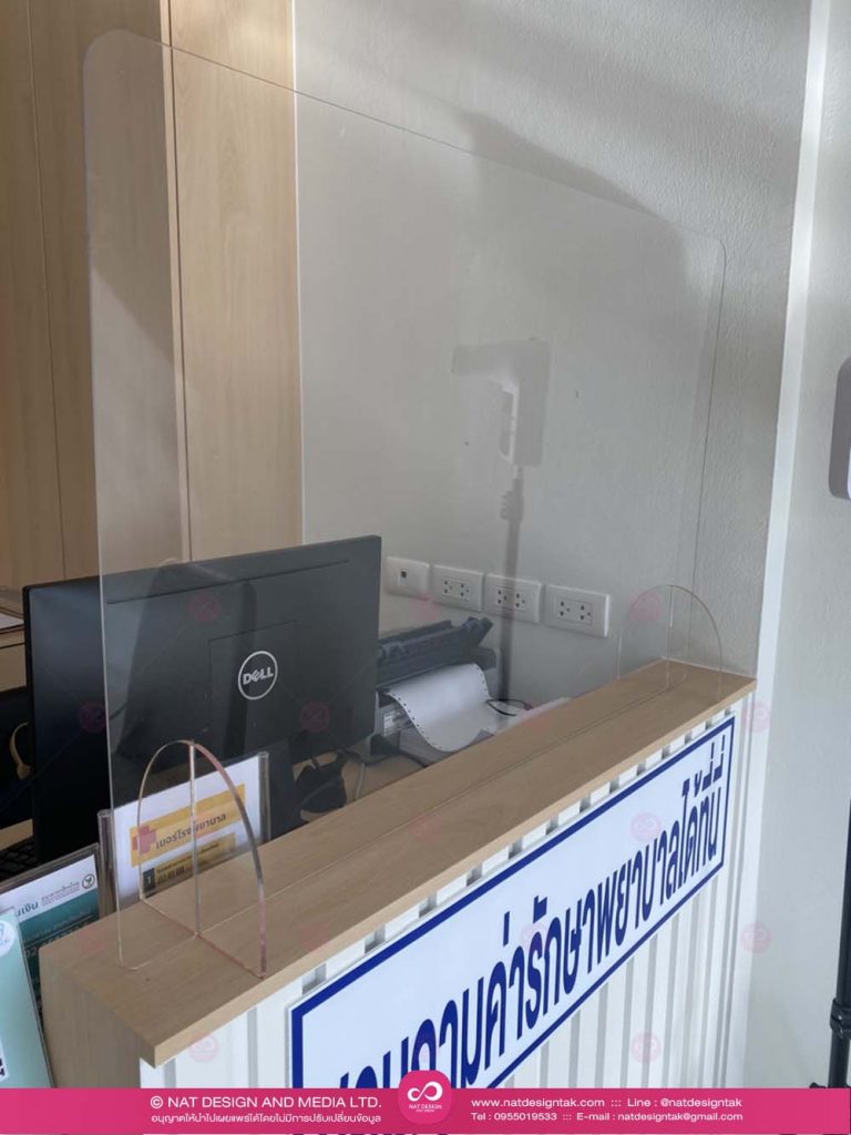 ฉากกั้นอะคริลิคตั้งบนเคาท์เตอร์คลินิคทำฟัน