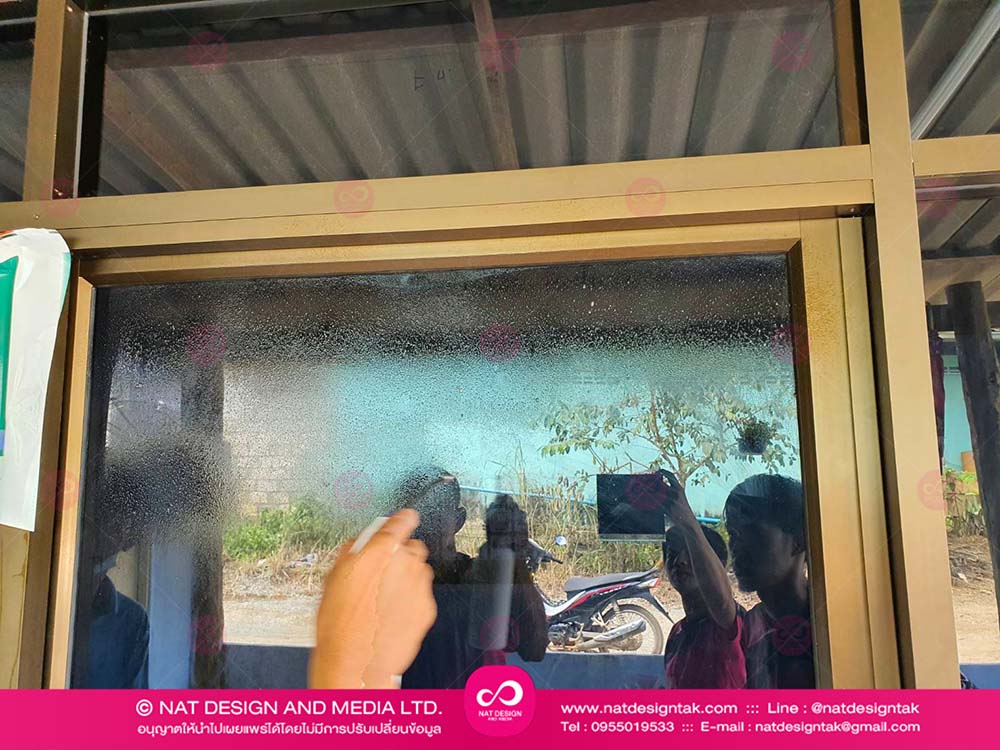 ฉีดน้ำยาติดสติ๊กเกอร์ให้ทั่วประจก ฉีดน้ำยาติดสติ๊กเกอร์ให้ทั่วประจก