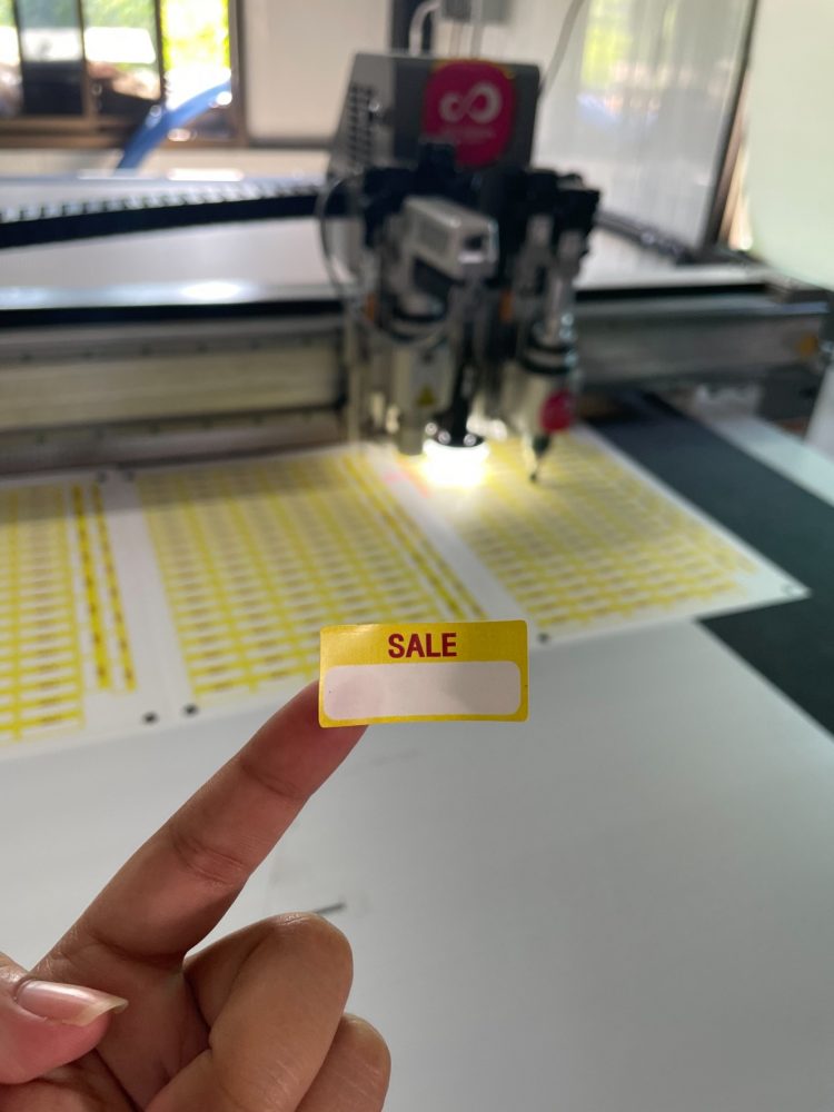 งานสติ๊กเกอร์ไดคัทที่คัดด้วยดิจิตอลขัด