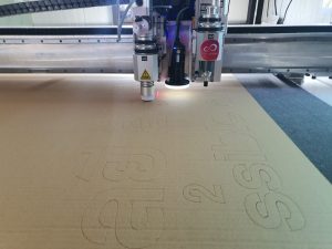 ตัดกระดาษลูกฟูก การ์ดบอร์ดด้วยเครื่องดิจิตอลคัด