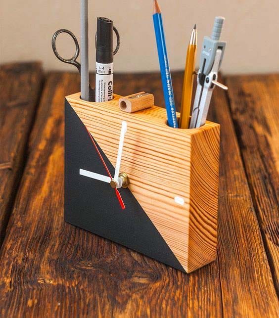 นาฬิกาพร้อมช่องใส่ปากกา