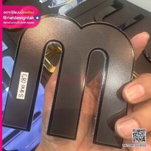 ตัวอักษร M โครเมียมสเตนเลสเงา