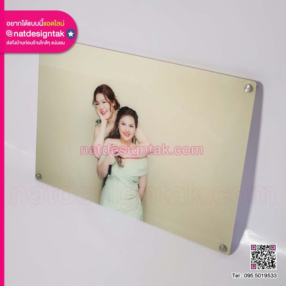 ภาพกรอบลอยอะคริลิคแต่งหมุด
