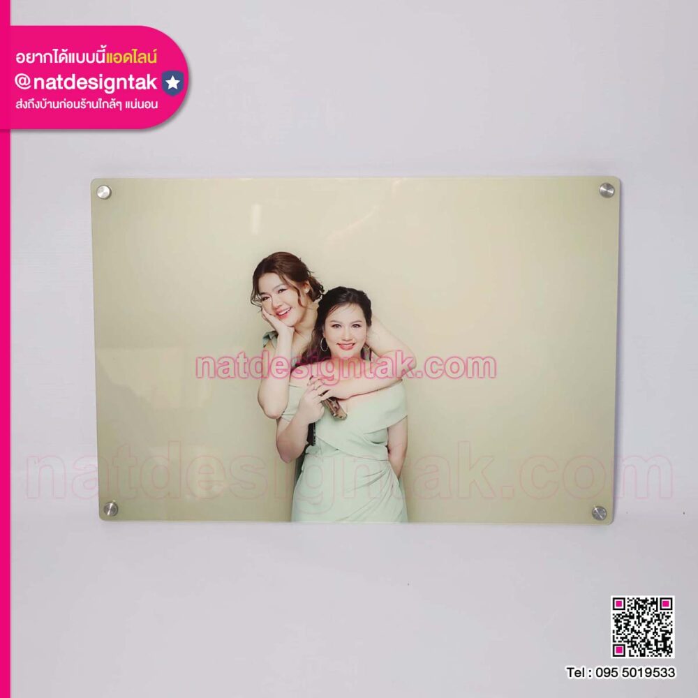 ภาพกรอบลอยอะคริลิคแต่งหมุด