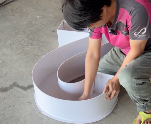 การทำเส้นพับขอบตัวอักษรใหญ่ๆ