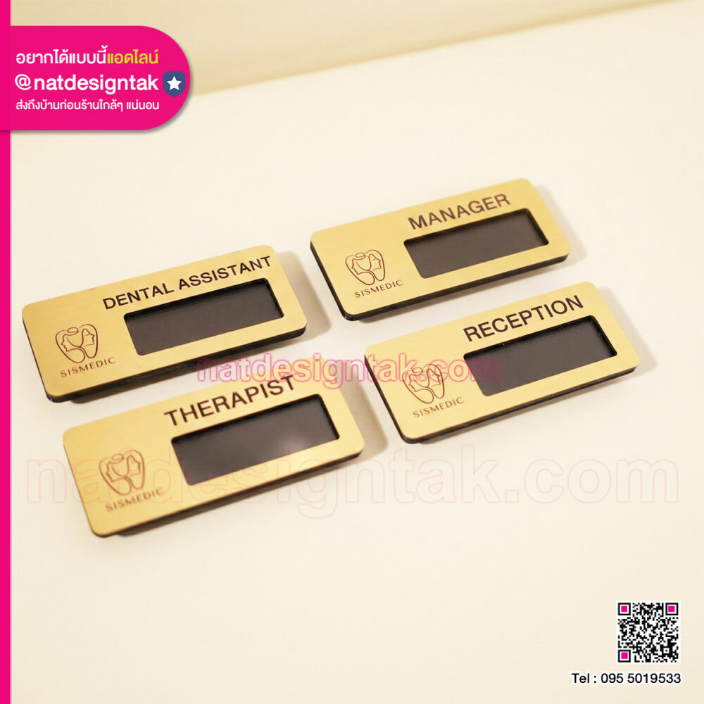 พนักงานสวมใส่ป้ายชื่อแม่เหล็กสีเงิน ตำแหน่ง TRAINEE ชื่อลูกหมู ขณะกำลังทำงาน