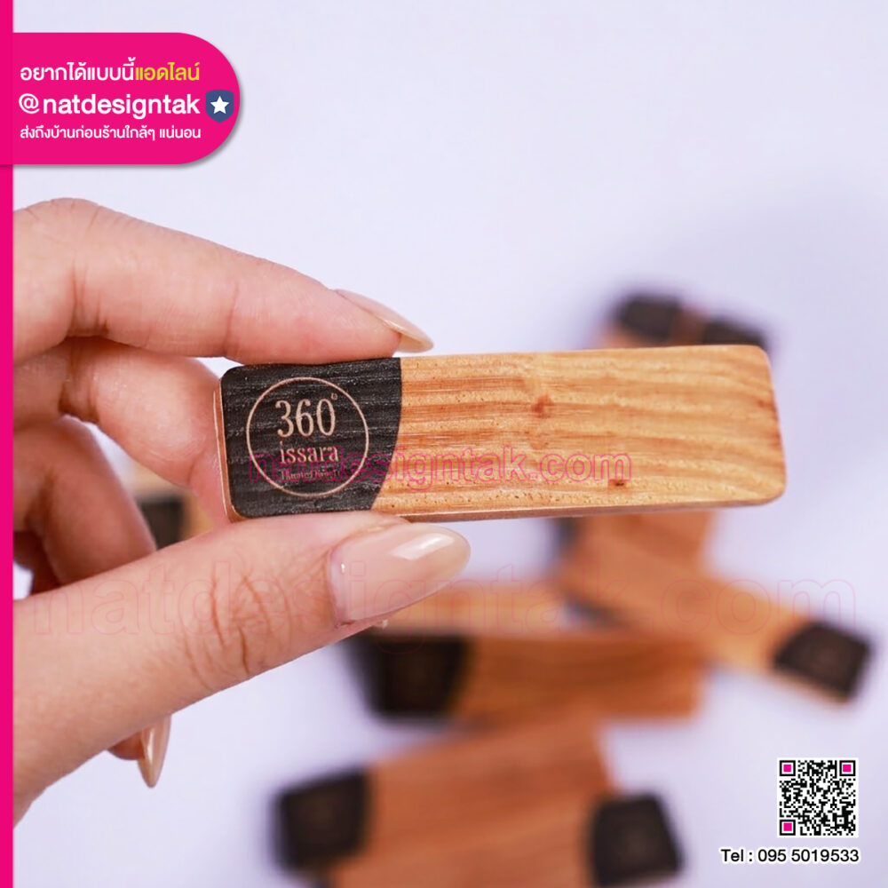 การถือป้ายไม้ติดอกเปรียบเทียบขนาดกับมือ