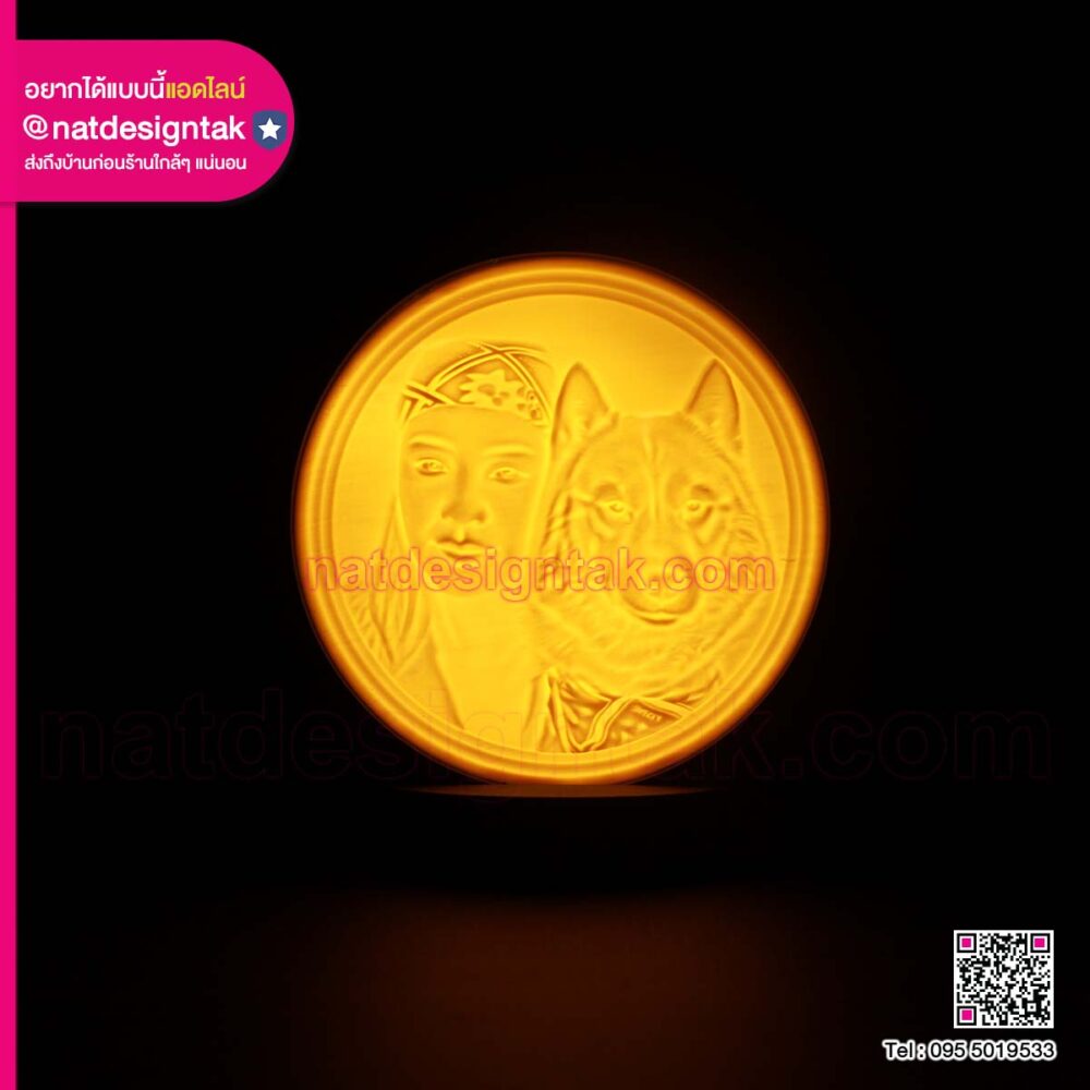 โคมไฟภาพพิมพ์ 2.5D เมื่อเปิดไฟในที่มืด แสงสีส้มวอร์มไวท์ส่องสว่างเผยให้เห็นรูปคน และสุนัข