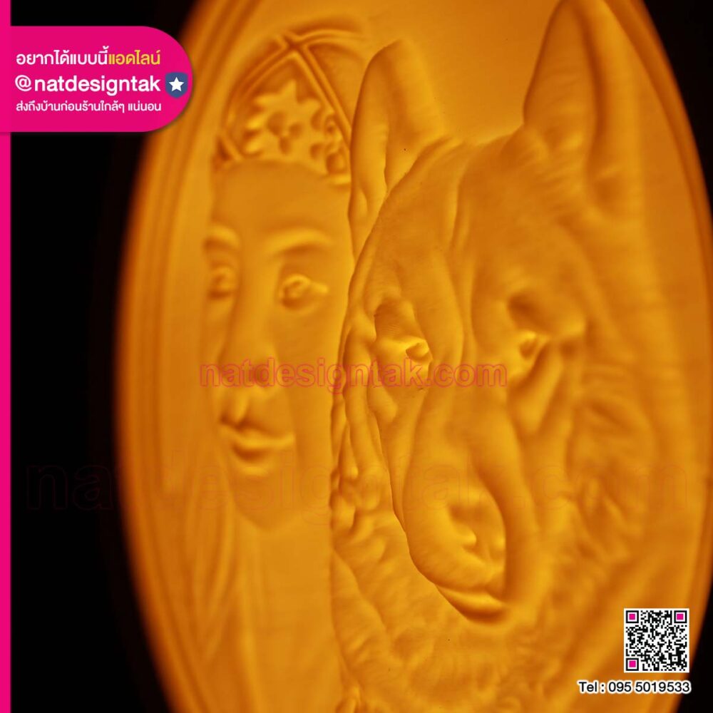 ภาพซูมใกล้ผิวสัมผัสนูนต่ำของงานพิมพ์ 2.5D แสดงรายละเอียด Texture ใบหน้าและเส้นขนสุนัขอย่างชัดเจน