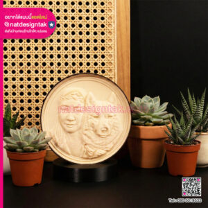 ภาพถ่ายหน้าตรงของโคมไฟ 3D Lithophane ขณะเปิดไฟ แสดงความคมชัดของภาพจากการไล่ระดับแสง