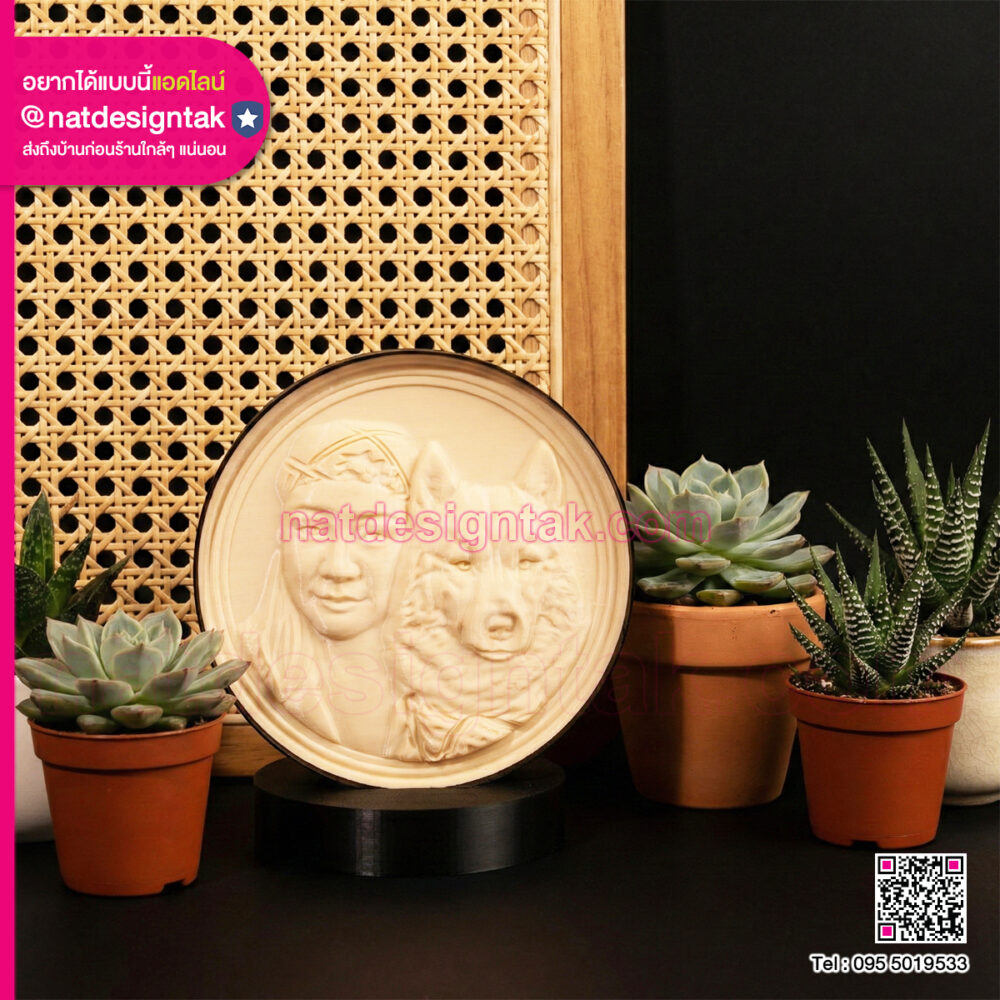 ภาพถ่ายหน้าตรงของโคมไฟ 3D Lithophane ขณะเปิดไฟ แสดงความคมชัดของภาพจากการไล่ระดับแสง