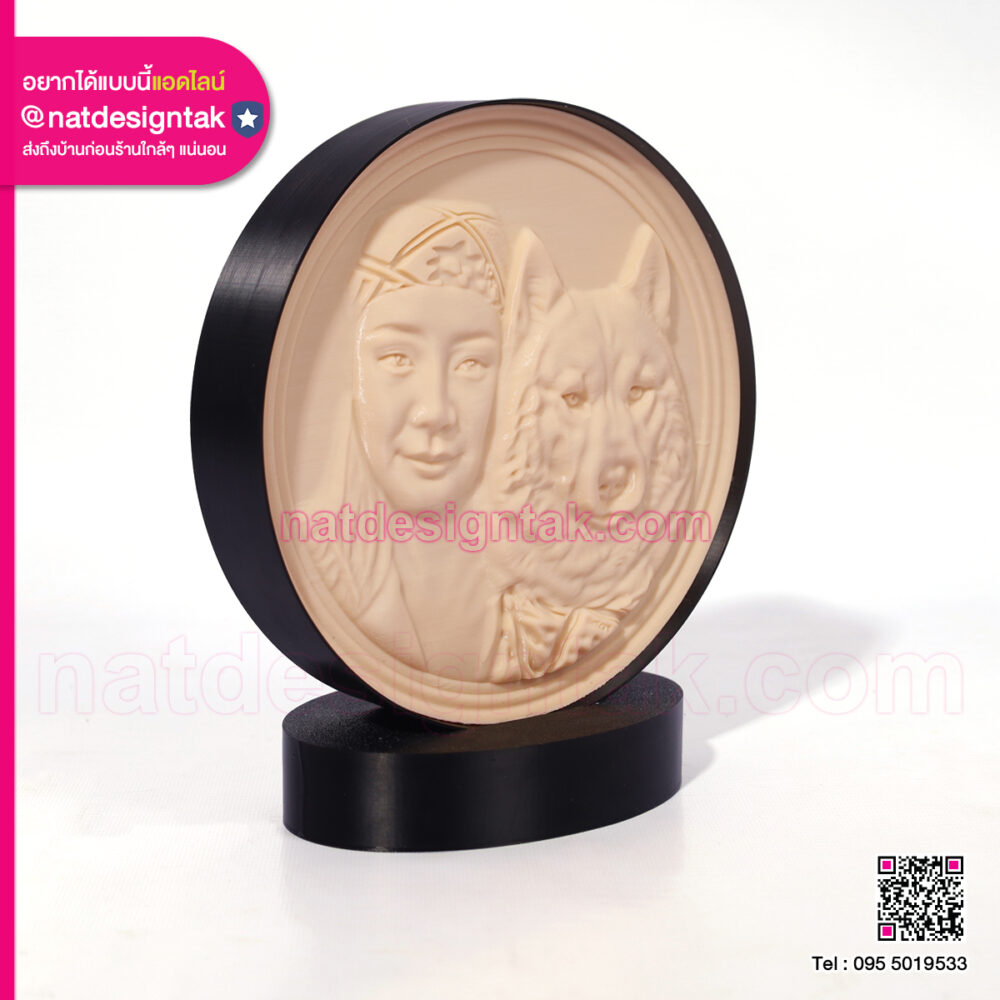 ภาพซูมใกล้ขณะโชว์รายละเอียดแสงเงาบริเวณใบหน้าและดวงตาของสุนัขบนงาน Lithophane