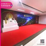 มุมมองจากข้างเวที เห็นภาพรวมชุดโต๊ะหมู่และฉากหลัง