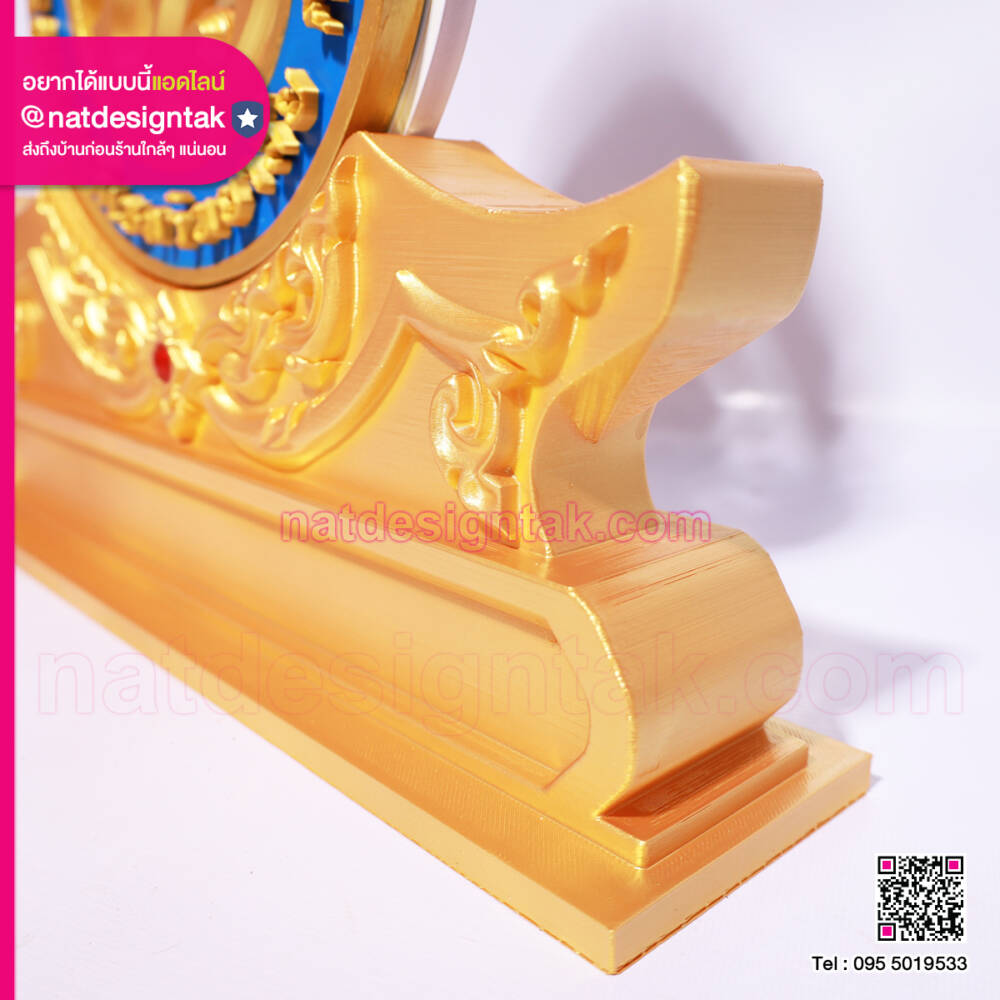 รายละเอียดด้านข้างฐานตั้งโลโก้ 3D ลายไทยสีทอง