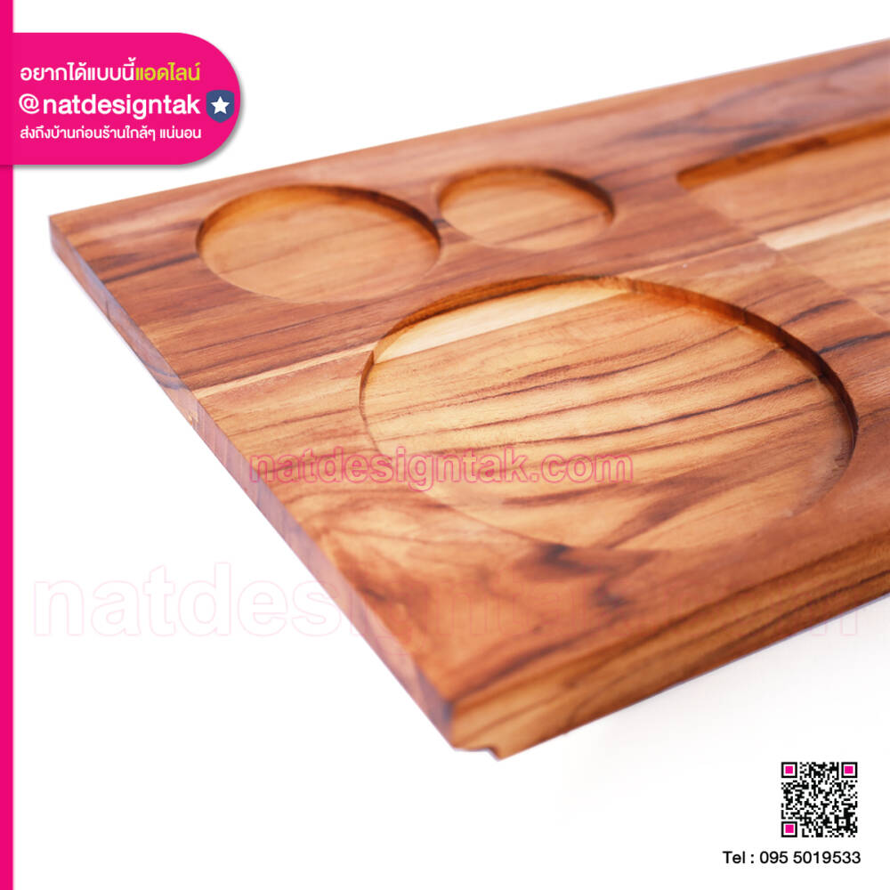 ถาดไม้หลุมวางคู่กับของตกแต่งบ้านอื่น ๆ