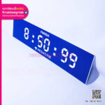 สกอร์บอร์ดดิจิทัลสีน้ำเงินตัวเลขขาว มุมเอียงเห็นมิติงาน