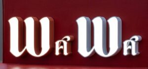 ตัวอย่างอักษรซิงค์ไฟออกหน้าพิมพ์ 3D สีขาวขอบแดง