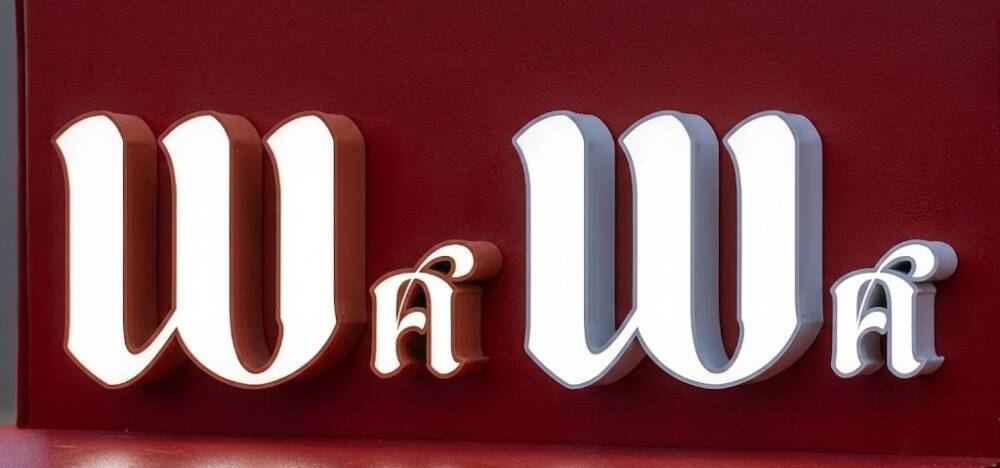 ตัวอย่างอักษรซิงค์ไฟออกหน้าพิมพ์ 3D สีขาวขอบแดง