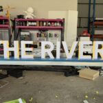 ป้ายอักษรไฟออกหลัง The River ตัวอักษร 3D สีขาวขอบเหลือง