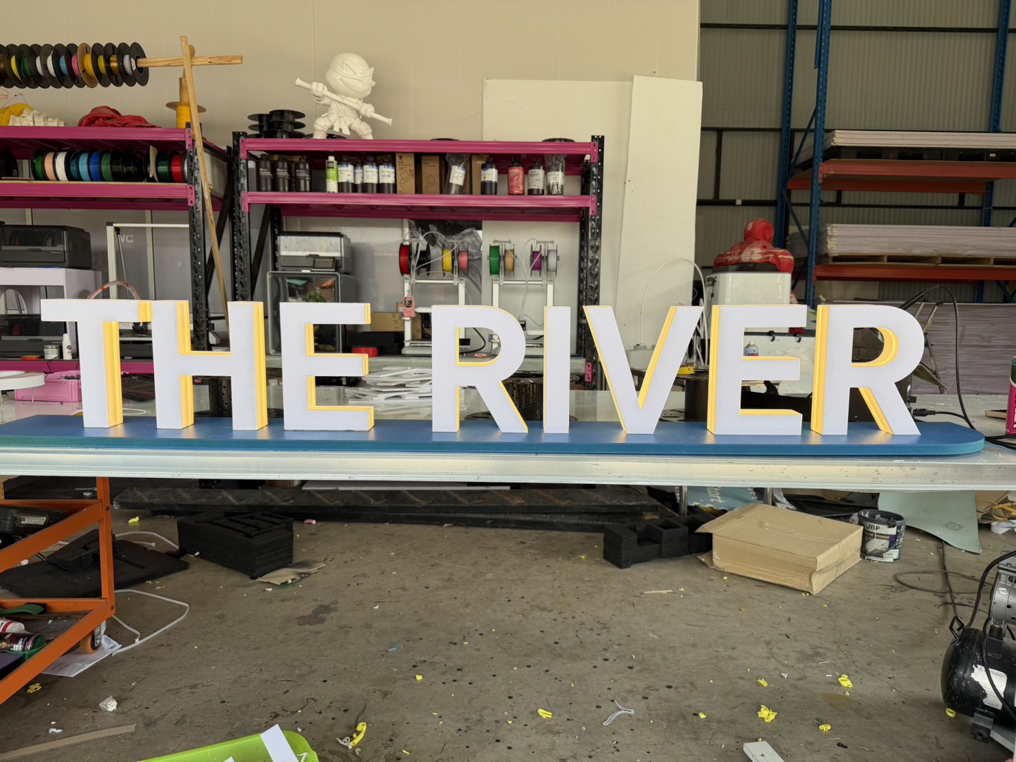 ป้ายอักษรไฟออกหลัง The River ตัวอักษร 3D สีขาวขอบเหลือง