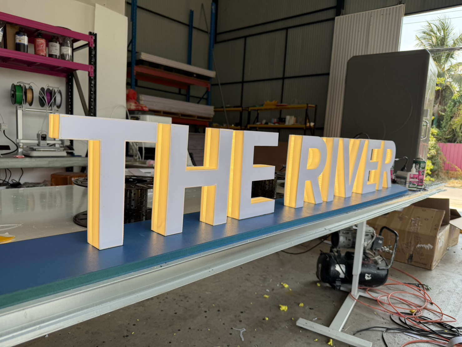 ป้ายอักษร 3D The River ไฟออกข้างสีวอม มุมด้านข้าง