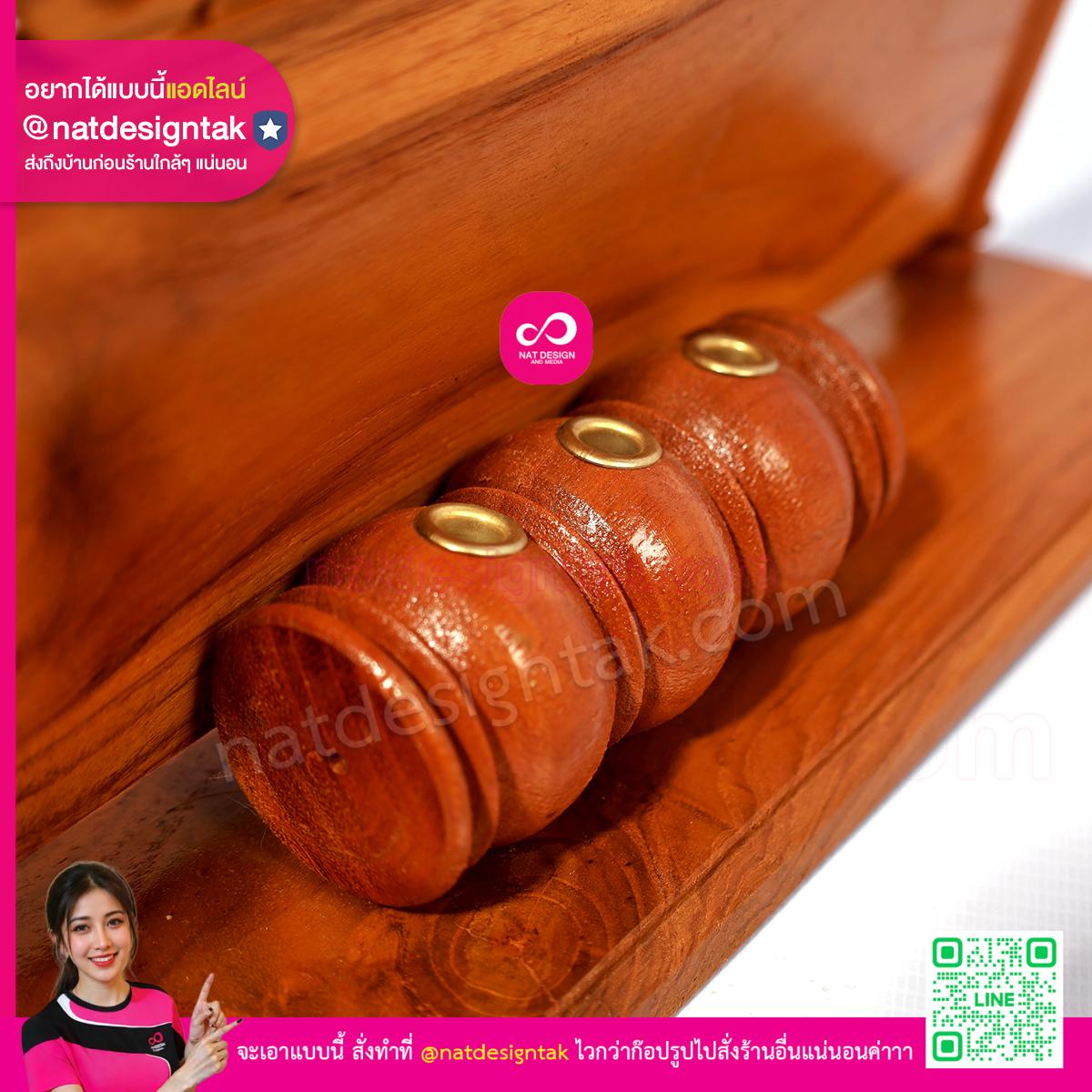 ฐานป้ายชื่อตั้งโต๊ะไม้สักพร้อมหมุดทองเหลือง