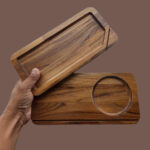 ถาดไม้สักอบแห้ง 2 แบบ ถือในมือโชว์ลายไม้สวยงาม