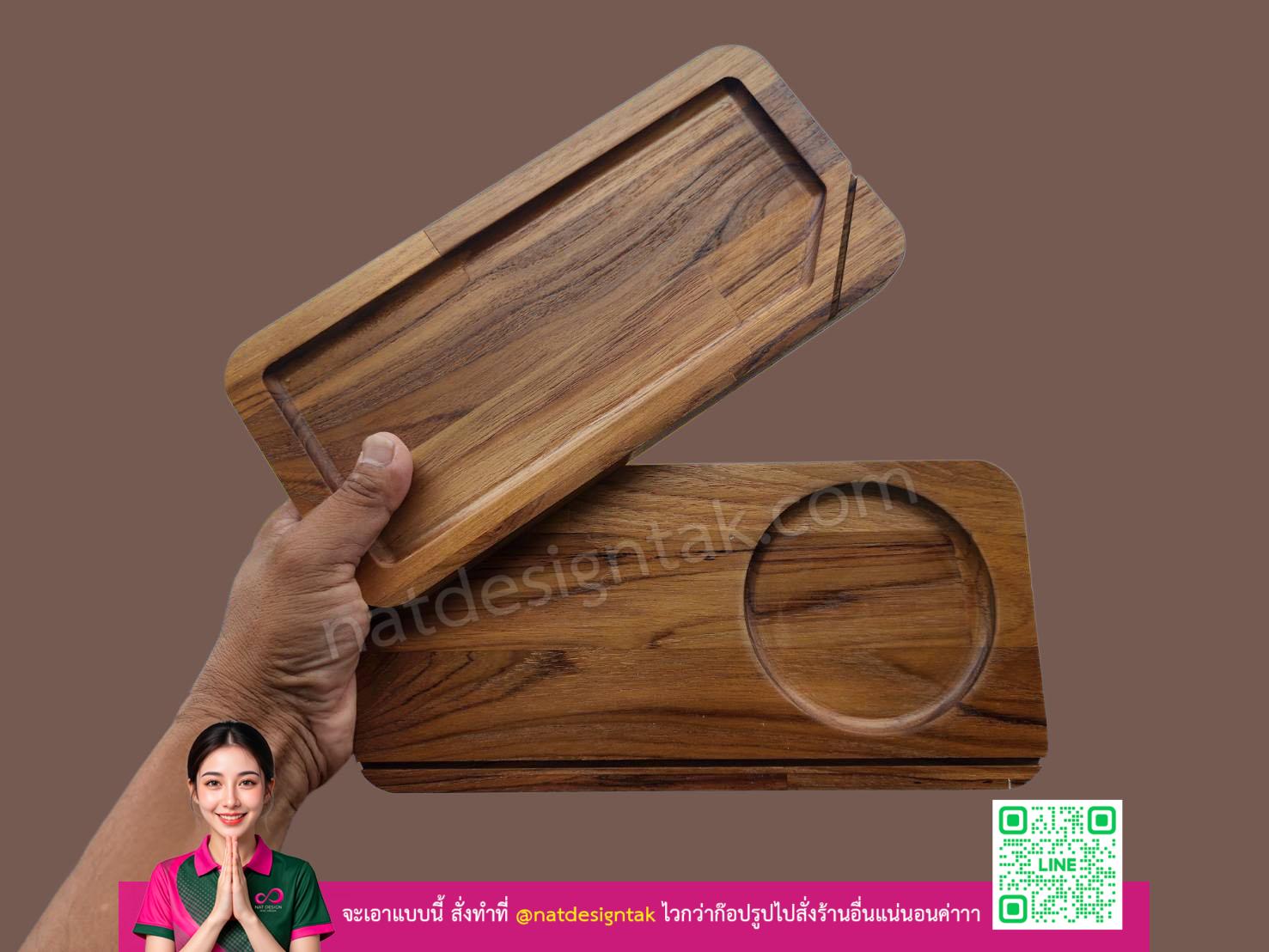 ถาดไม้สักอบแห้ง 2 แบบ ถือในมือโชว์ลายไม้สวยงาม