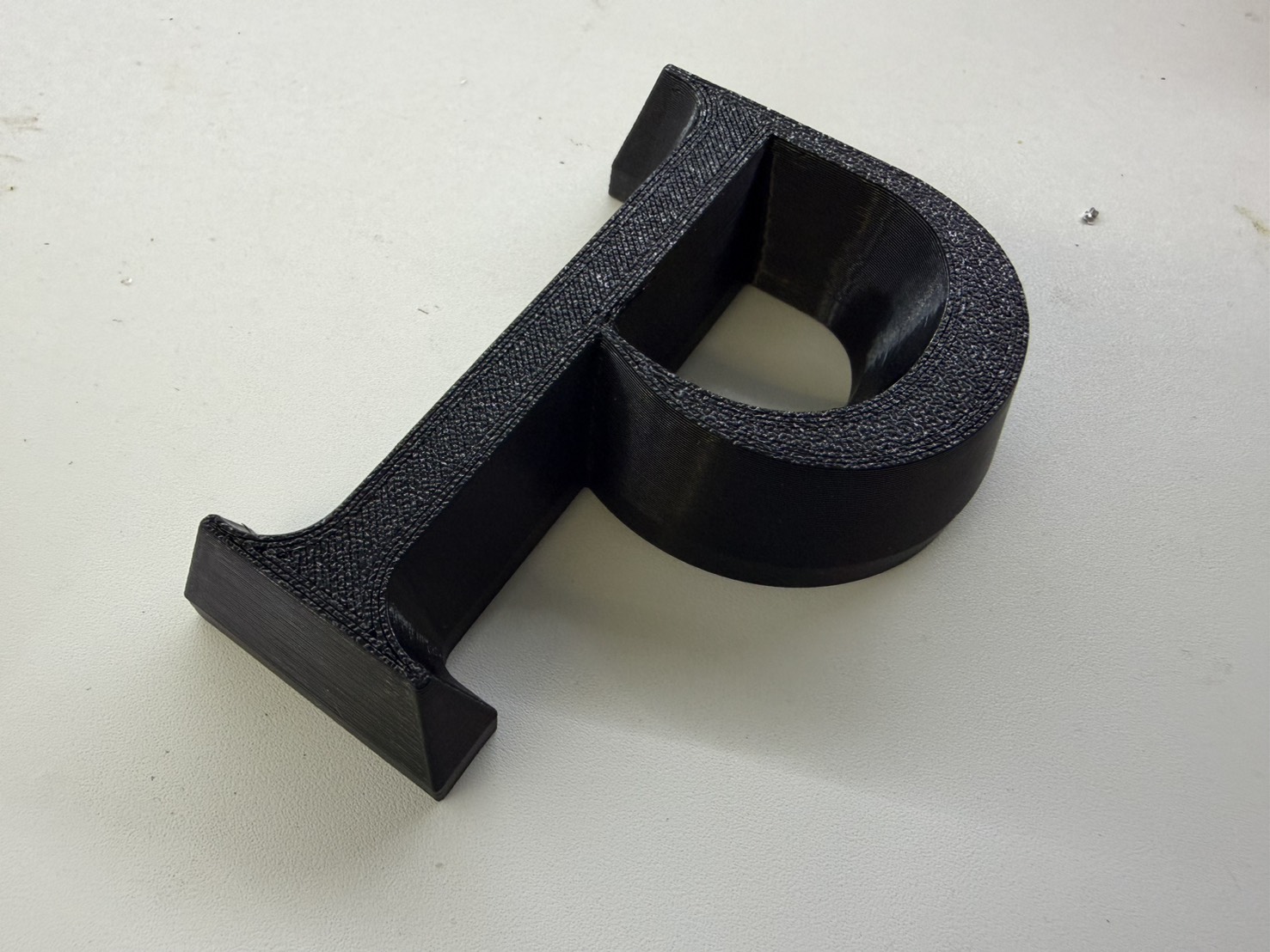 อักษร 3D ทั้งตัว สีดำ หนา นูน เนียน ตัวอักษร P พิมพ์ 3D